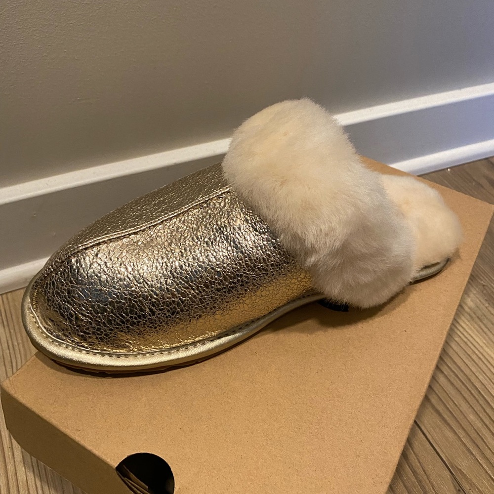 Gold metallic UGG slippers never worn
